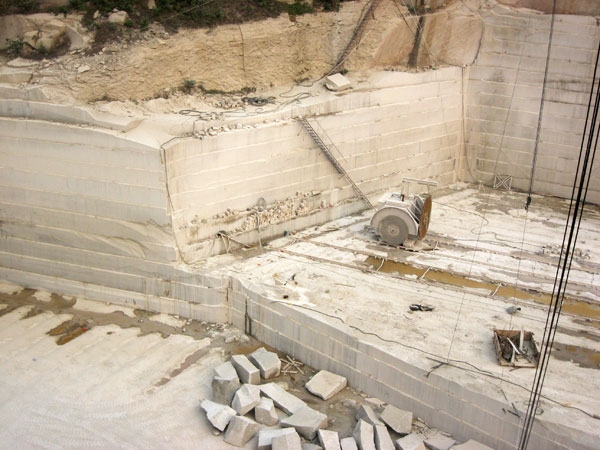 嘉祥青石產(chǎn)地：志遠(yuǎn)石材礦山資源的天然優(yōu)勢(shì)