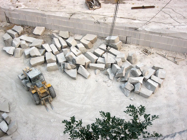 志遠(yuǎn)石材礦山資源：全國(guó)青石板材工程的穩(wěn)定供應(yīng)保障