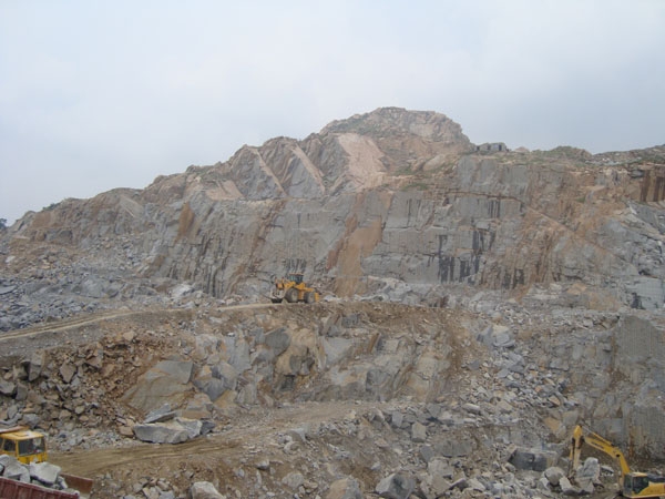 志遠(yuǎn)石材自有礦山：山東嘉祥青石板材源頭保障